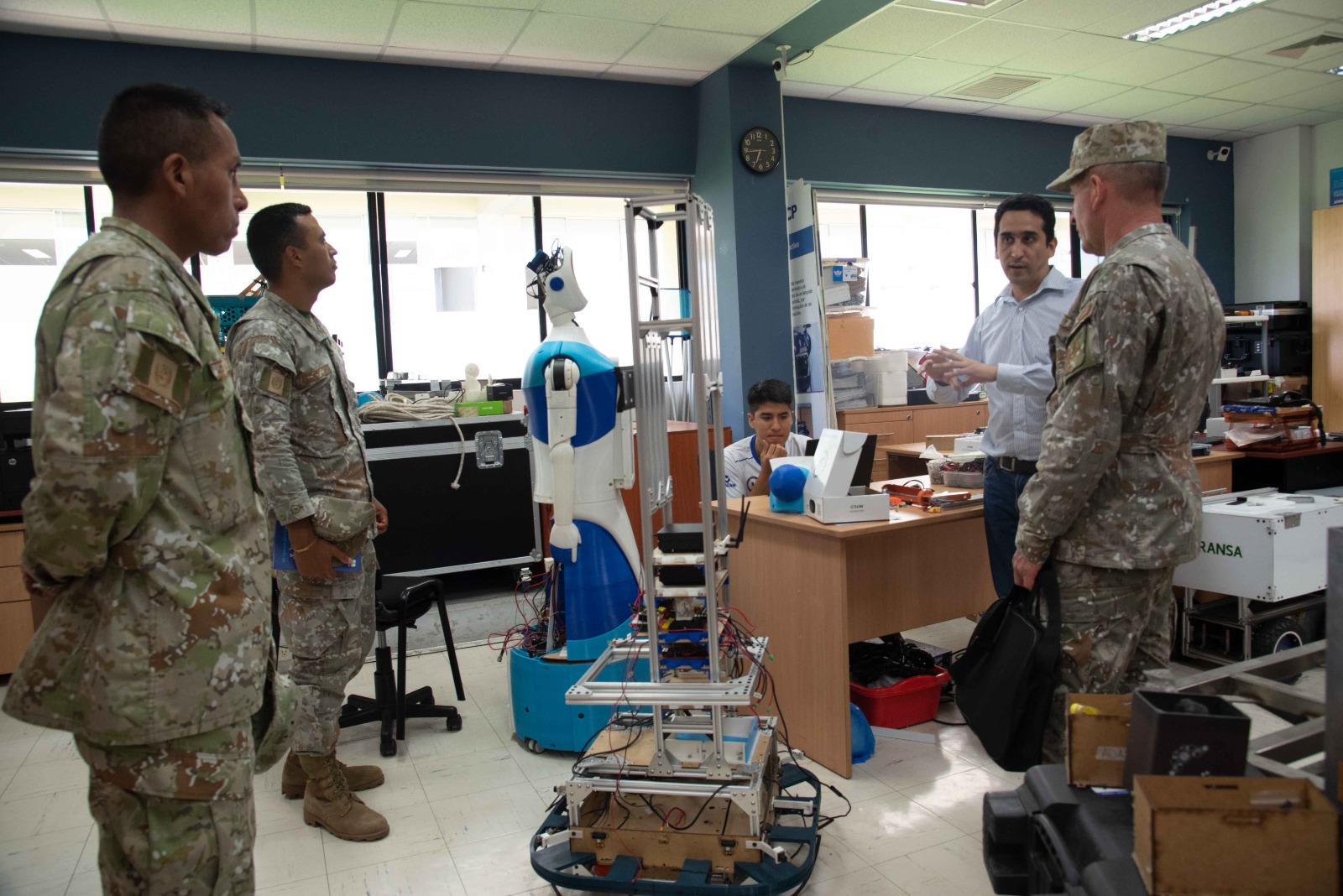 Visita del Ejército del Perú a las instalaciones de Ingeniería PUCP