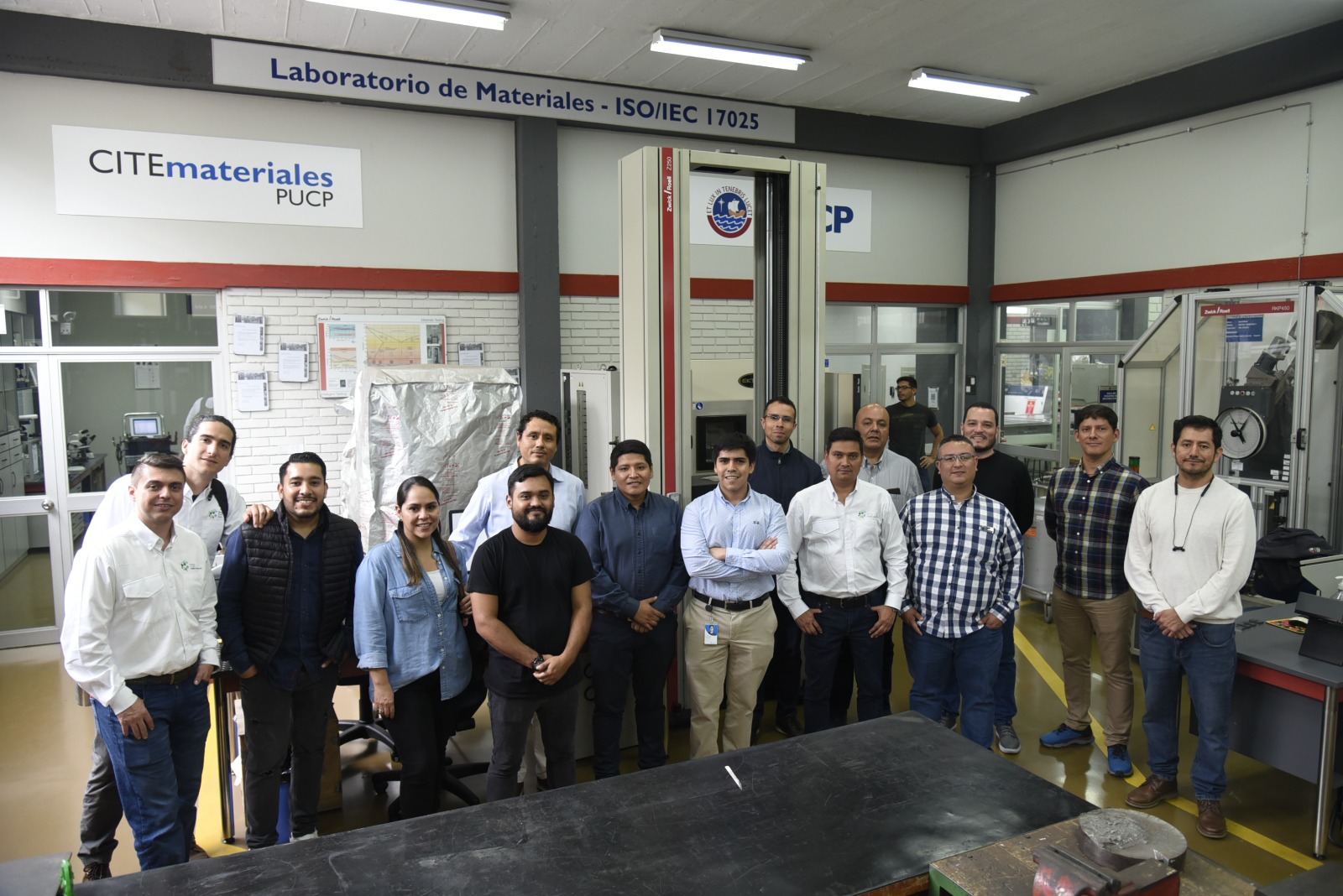 Laboratorios de Ingeniería PUCP reciben la visita del grupo Cálidda