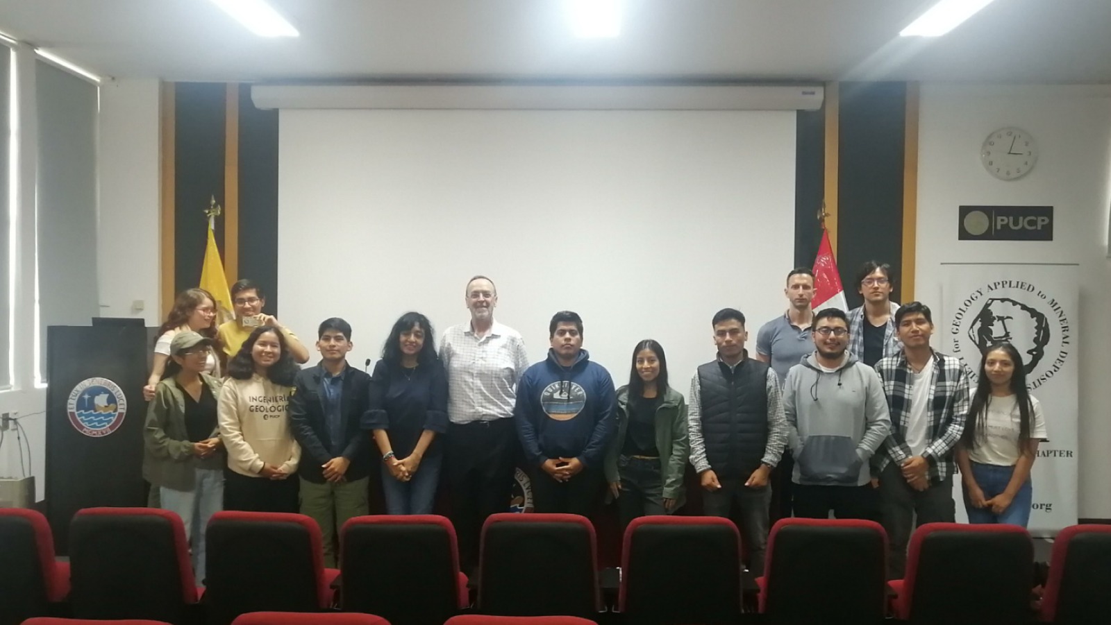 Charlas magistrales para estudiantes y profesionales en el campo de la geología minera