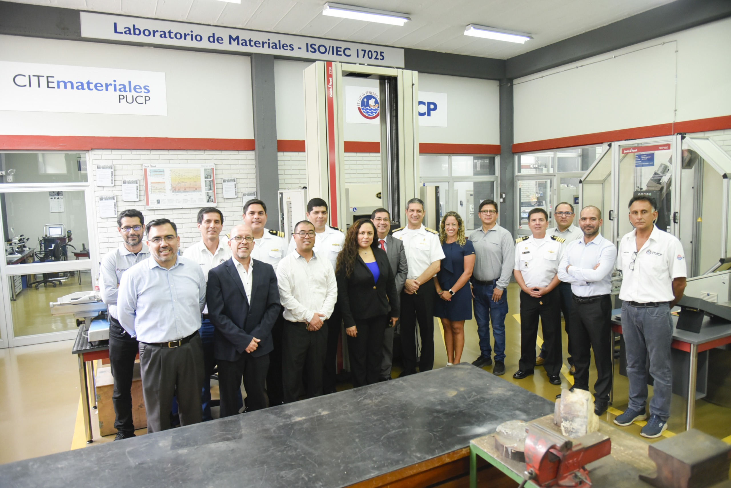 Visita de la Marina de Guerra del Perú a los laboratorios de Ingeniería PUCP
