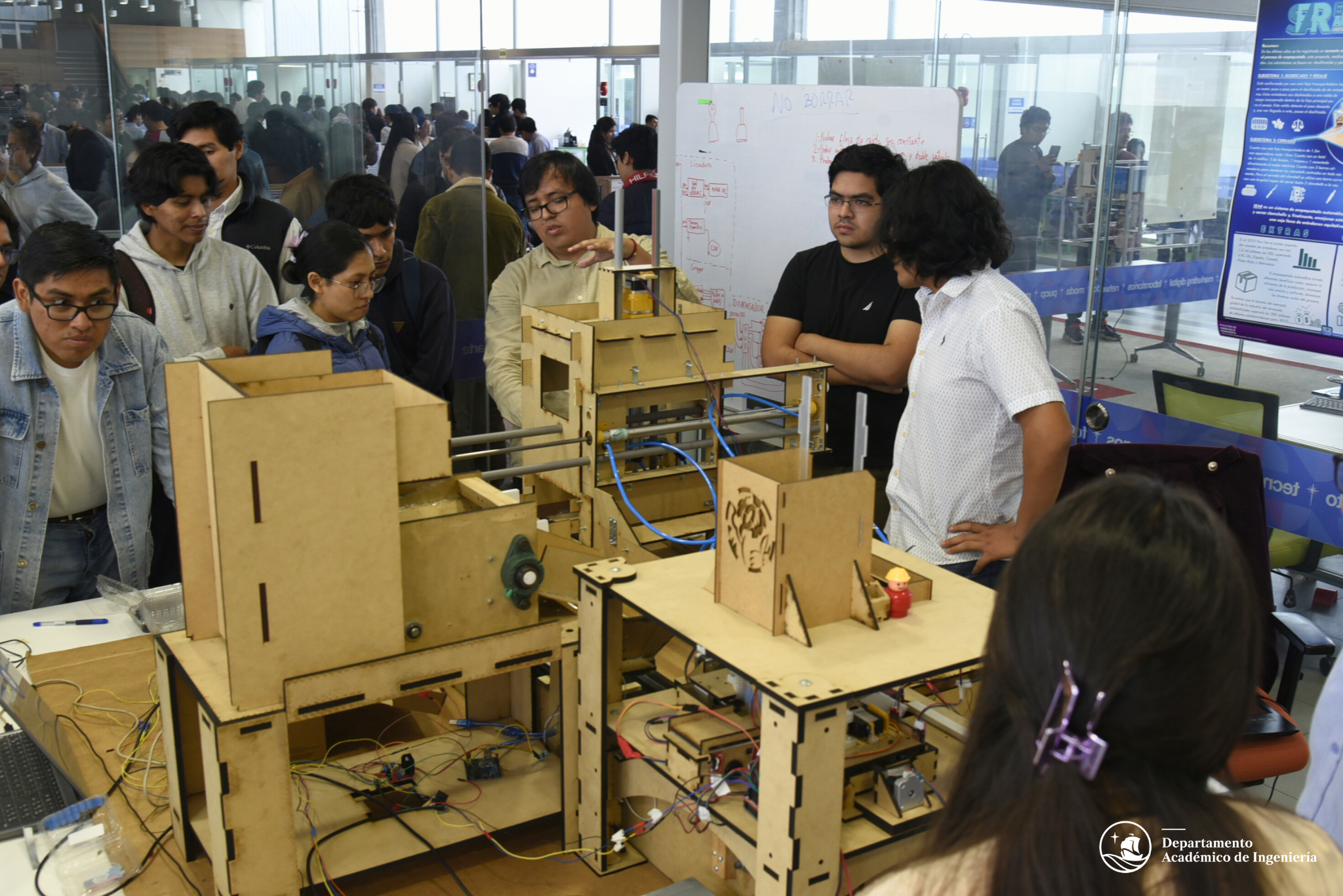 Exitosa “Feria de exhibición de proyectos y pósters de Mecatrónica PUCP”
