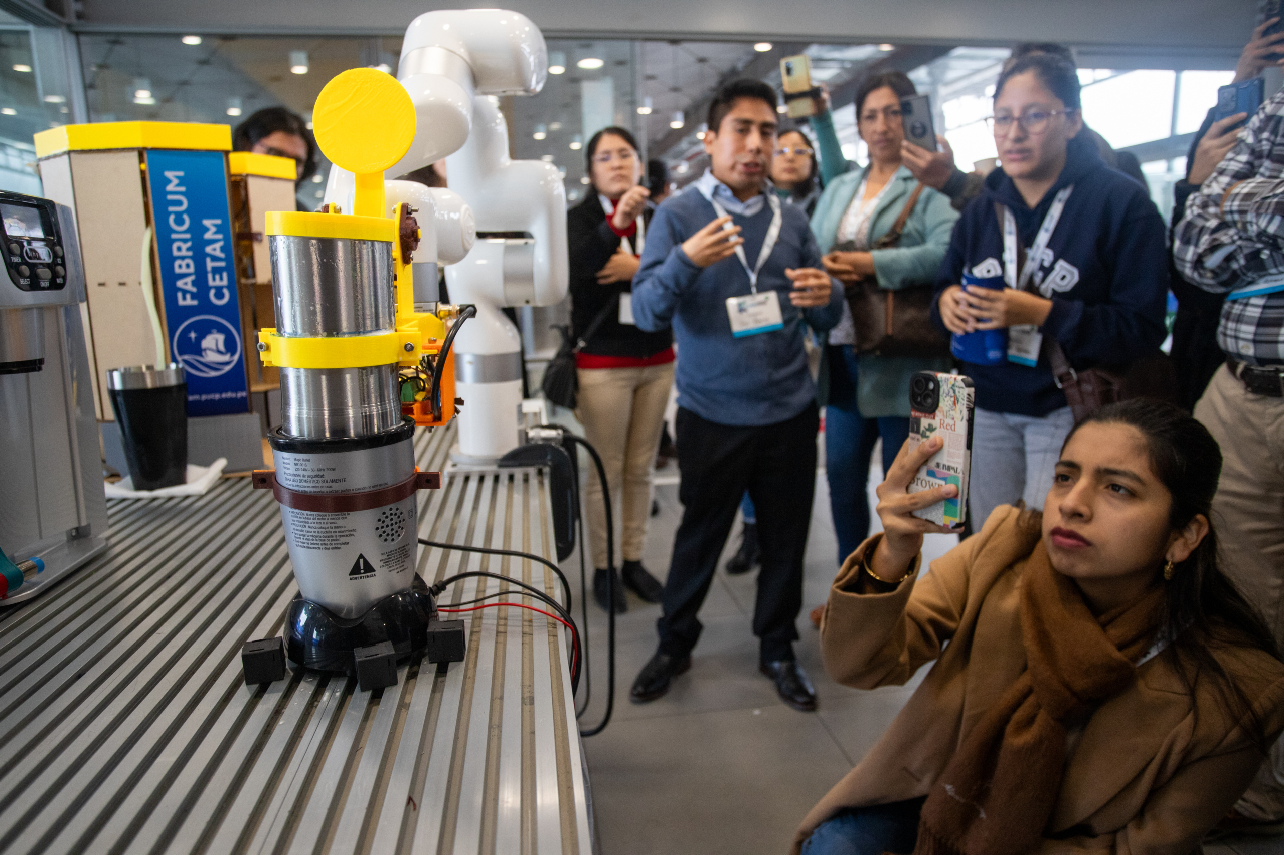 Innovación en la coctelería peruana: conoce al primer robot barman elaborado en Ingeniería PUCP