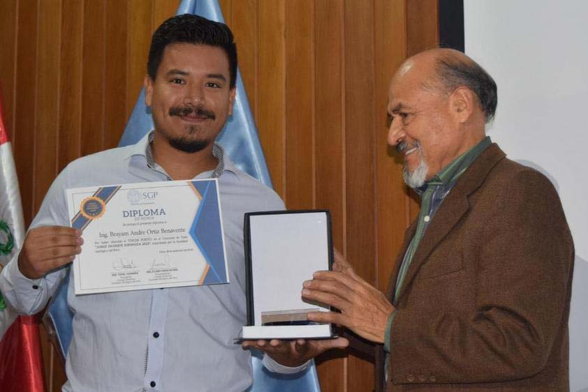 Ingeniero Geólogo PUCP destaca en el concurso de tesis Jorque Injoque Espinoza 2023
