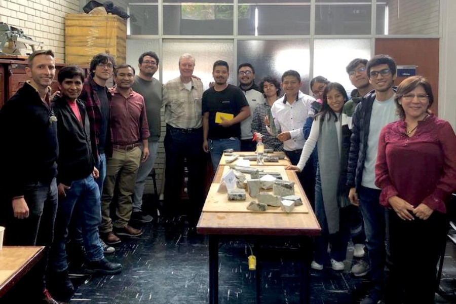 Taller de geología sobre brechas presentado por el Dr. Kirwin de la James Cook University