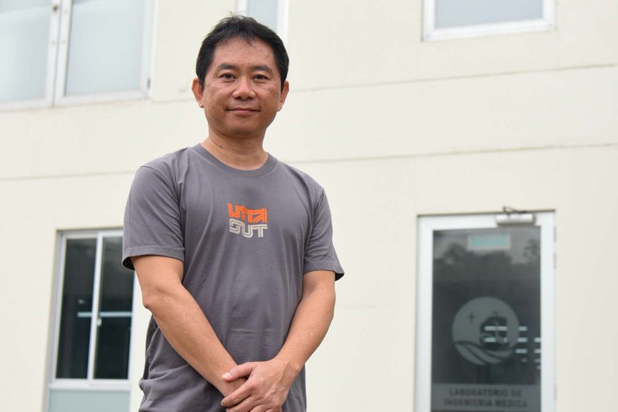 Visita a la PUCP del Dr. Panomsak Meemonm, experto tailandés en óptica biomédica y biofotónica