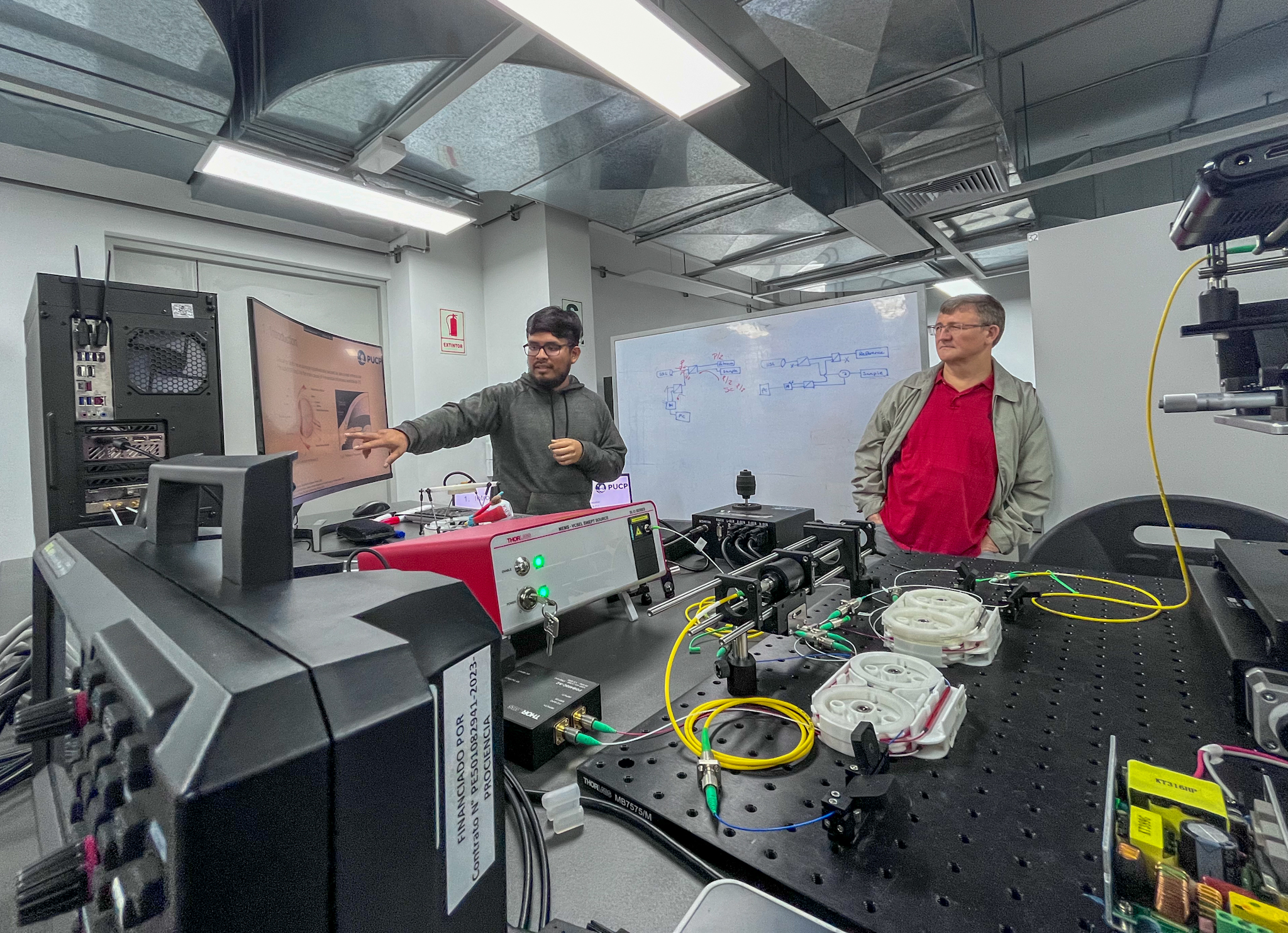 Visita del investigador Salavat Aglyamov de la Universidad de Houston en las instalaciones de la PUCP